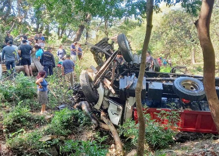 Camión cargado de arena cae a un barranco en San Miguel; se reportan personas lesionadas