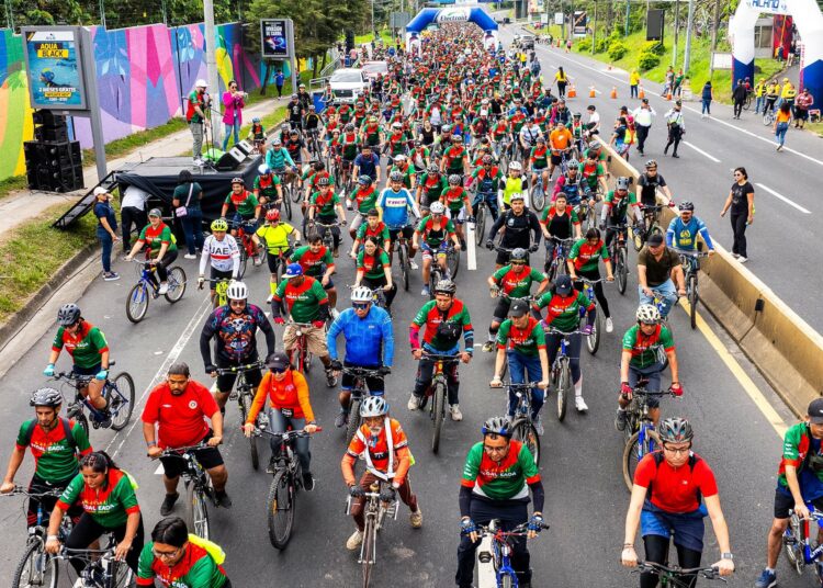 Cientos de salvadoreños disfrutan de la Pedaleada familiar en el Parque Bicentenario