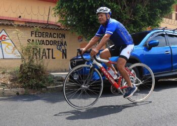 David Miranda, de 83 años, el ciclista ícono de la peregrinación ciclística