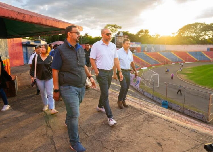 «Ya verán lo que haremos», alcalde Gustavo Acevedo anuncia obras nuevas para el estadio Óscar Quiteño