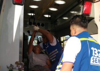 Atienden a motociclista que perdió el control en carretera Litoral