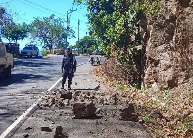Reportan caída de rocas de gran tamaño cerca de los túneles en carretera Litoral