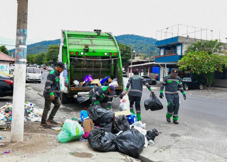 “ANDRES” sigue limpiando calles de San Salvador Este
