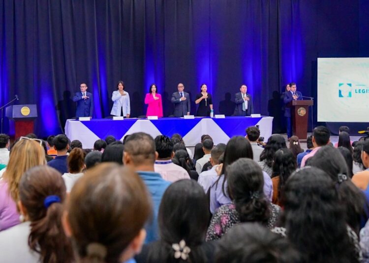 Asamblea entrega becas “Dagoberto Gutiérrez” a 150 jóvenes talentos