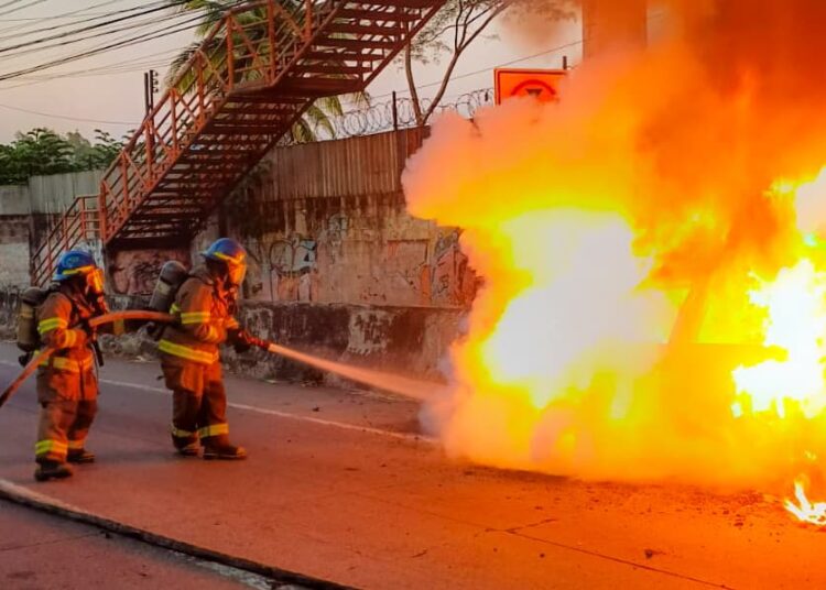Vehículo es consumido por las llamas en la carretera Troncal del Norte