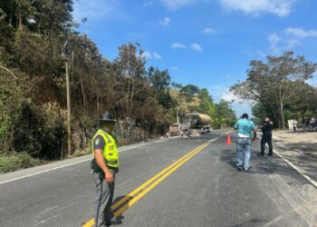 Pipa con combustible es consumida por el fuego en Guatemala