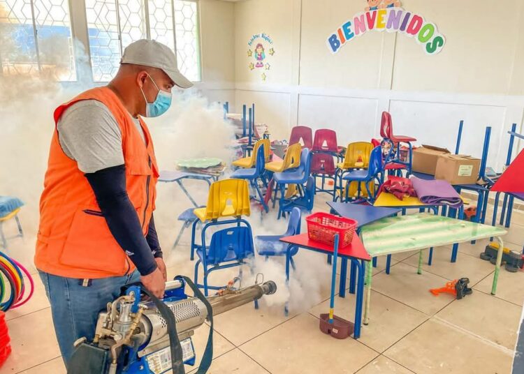 Gobierno fumiga centros escolares previo al inicio de las actividades educativas