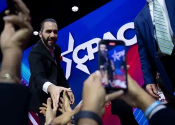 CNN destaca a Bukele como modelo político; presidente califica el análisis como «surreal»