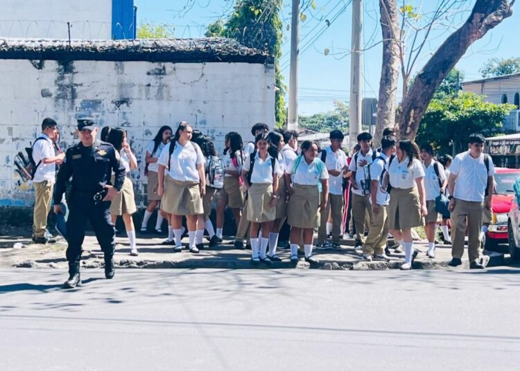 Policías refuerzan la seguridad estudiantil al finalizar su jornada escolar