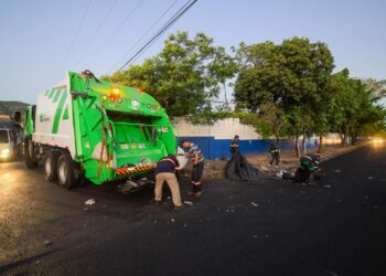 “ANDRES” continúa limpiando calles y pasajes de San Salvador Este