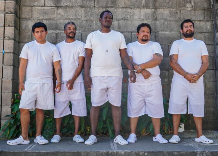 Ecuatorianos capturados en altamar con más de $30 millones en droga seguirán en prisión