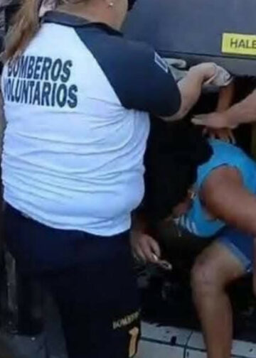 Rescatan a dos mujeres atrapadas en cajero automático de Guatemala