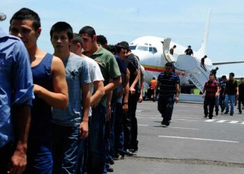 Detenciones de salvadoreños en EE. UU. disminuyen; expertos analizan el impacto de la seguridad que El Salvador vive