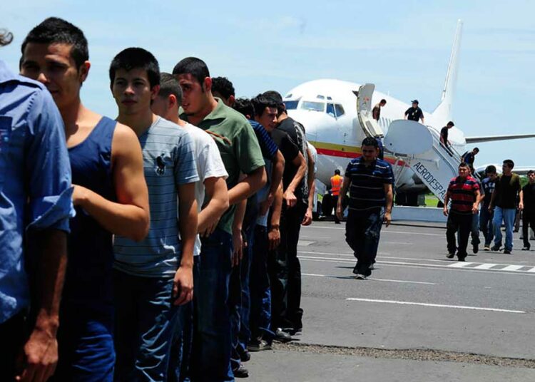 Detenciones de salvadoreños en EE. UU. disminuyen; expertos analizan el impacto de la seguridad que El Salvador vive