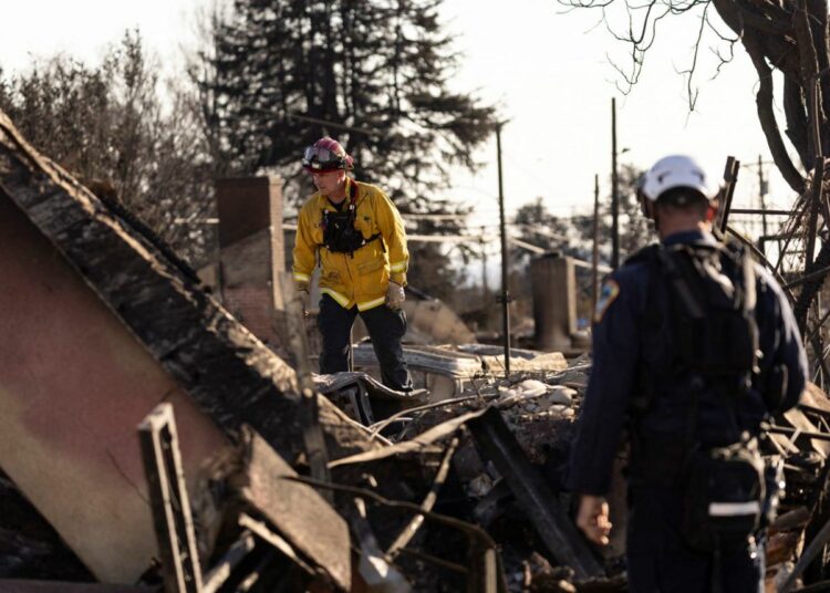 Policías y rescatistas busca cadáveres en las zonas calcinadas de Los Ángeles