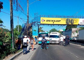 Disputa de vía termina en aparatoso accidente entre dos coaster