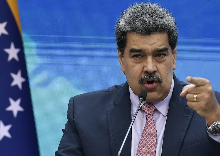 Maduro dice que se prepara para «tomar las armas»