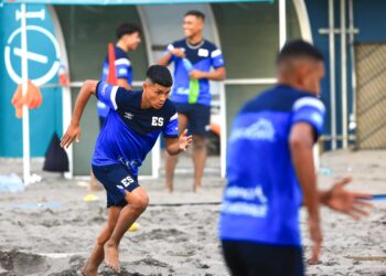 Óscar Flores, el talento isleño que busca su lugar en la selección de playa
