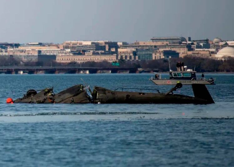 Continúa recuperación de cuerpos del accidente aéreo sobre el río Potomac