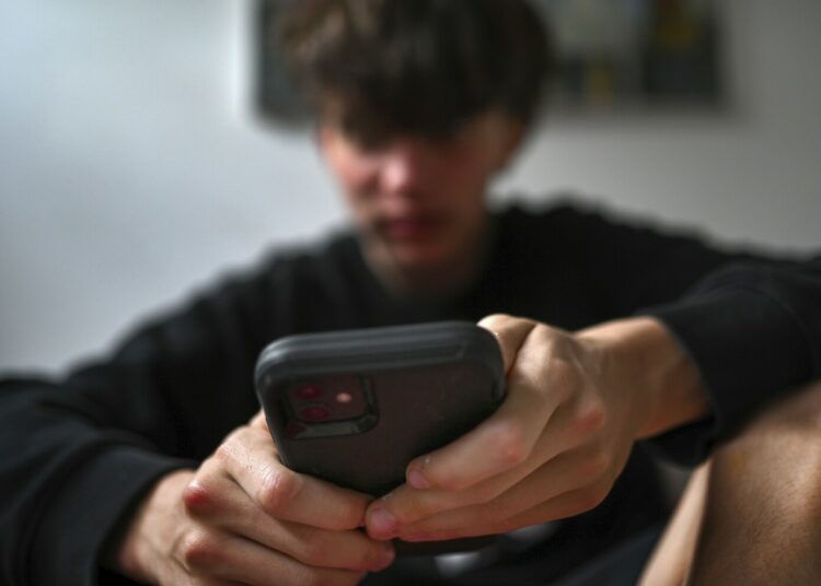 Prohíben Instagram y Facebook a menores de 14 años en Florida