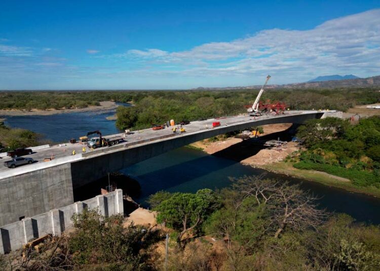 Avanza construcción del puente Manuel José Arce en frontera la Hachadura