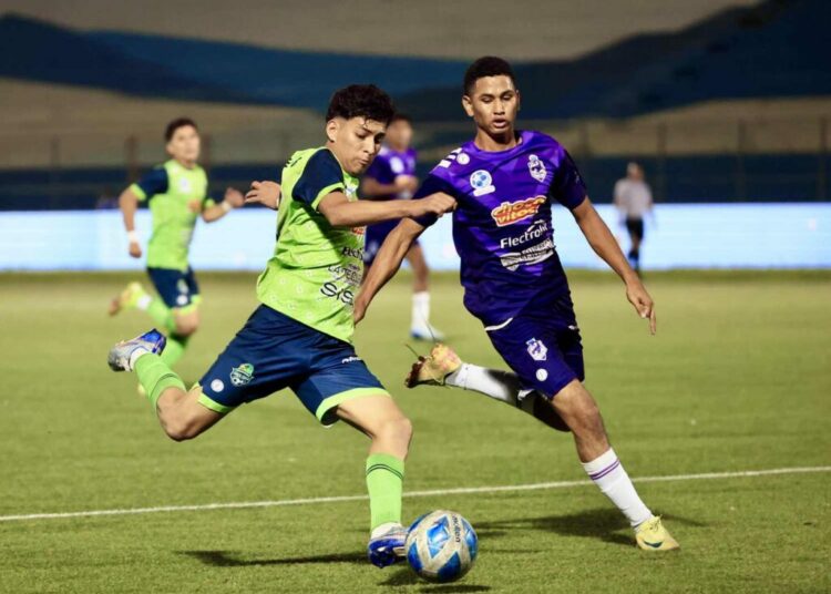 Diego Velásquez, de Santa Tecla, lidera la tabla de goleadores en la Copa Chocovitos