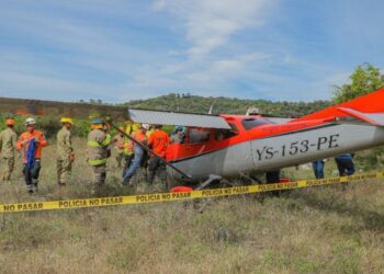 Fuerza Armada rescata a heridos de aeronave accidentada en Ilopango