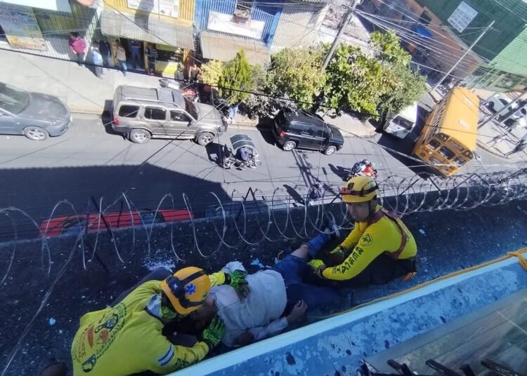 Hombre sobrevive a descarga eléctrica cuando trabajaba en mantenimiento a edificio, en San Salvador