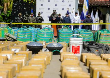 Autoridades presentan 4.3 toneladas de droga incautada en altamar