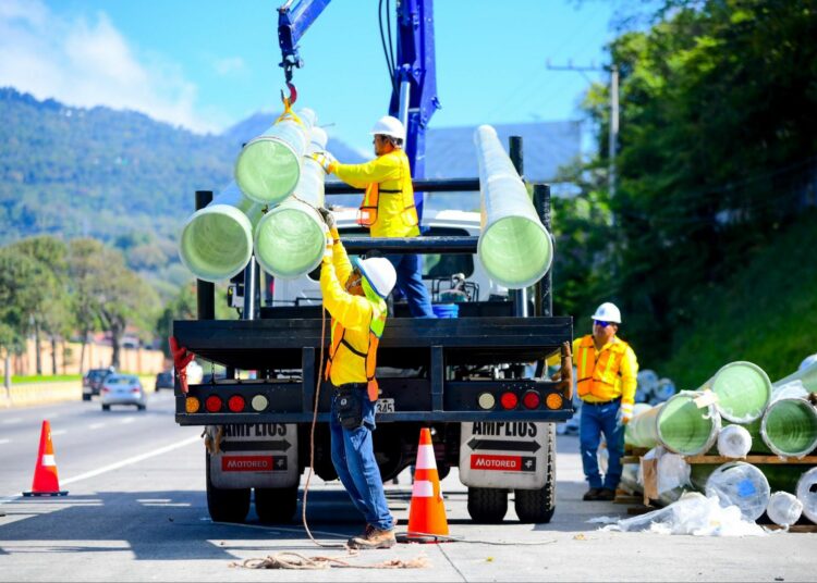 Avanza instalación de luminarias LED en el bulevar Monseñor Romero