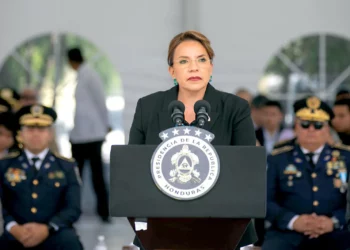 Cuestionan la advertencia de la presidenta Castro a EEUU sobre retirar base militar en Honduras