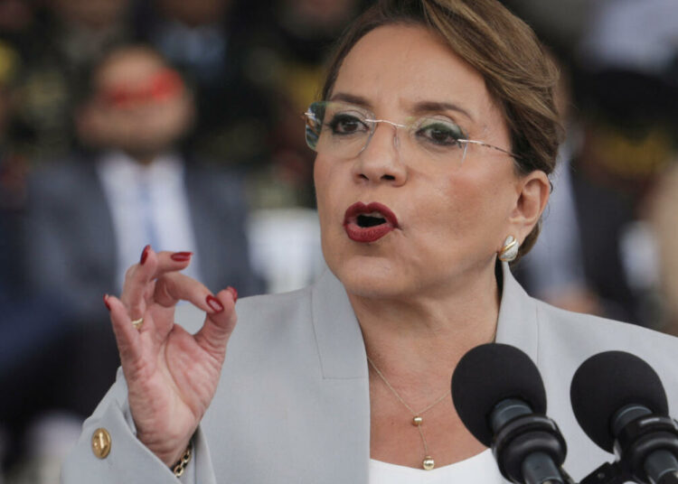 Presidenta de Honduras amenaza con retirar base militar de EE.UU.