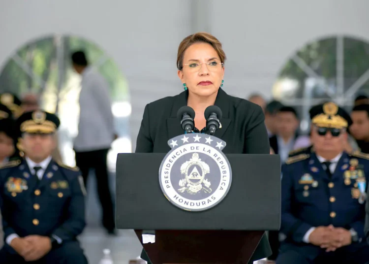 Cuestionan la advertencia de la presidenta Castro a EEUU sobre retirar base militar en Honduras