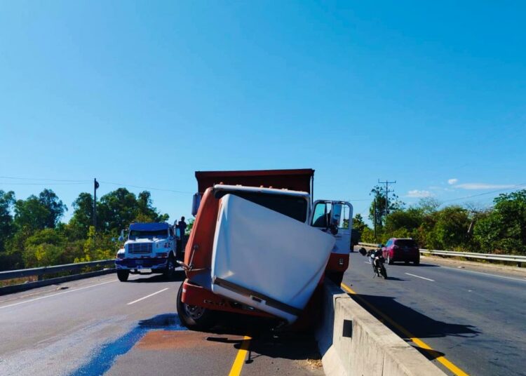Conductor de camión fallece luego de perder el control y colisionar en Zacatecoluca