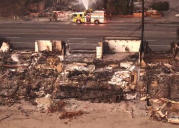 Más de 2,000 edificios se han consumido por incendios forestales de California