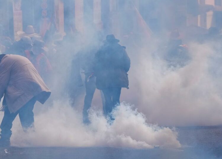 Policía de Bolivia dispersa marcha un día antes de audiencia contra Evo Morales por presunto abuso