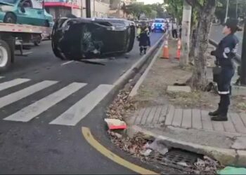 Hombre en estado de ebriedad y que había robado un auto choca contra varios carros sobre bulevar de Los Héroes