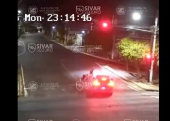 Buscan a conductor de vehículo que atropelló a dos personas que se conducían en una motocicleta sobre el bulevar Constitución