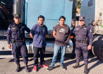 Guatemaltecos transportaban droga dentro de un cabezal; fueron descubiertos y capturados