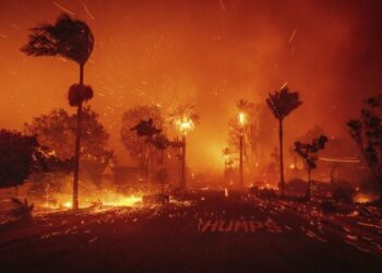 Ascendió a 10 la cifra de muertos por los incendios forestales en Los Ángeles