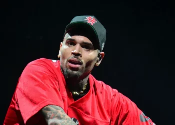Chris Brown demandó a Warner Bros. Discovery por difamación tras docuserie sobre su pasado abusivo