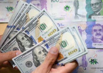 Peso colombiano cae y dólar cotiza al alza tras disputa entre Trump y Petro