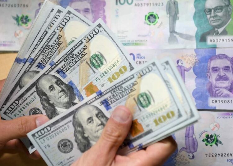 Peso colombiano cae y dólar cotiza al alza tras disputa entre Trump y Petro