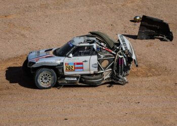 Grave accidente en el Rally Dakar: perdió el control del coche, volcó y debió ser evacuado en helicóptero
