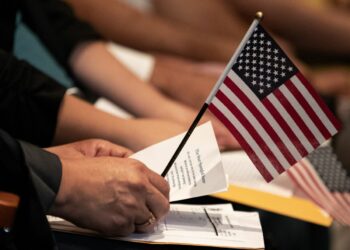 Un juez federal bloquea la orden de Trump de acabar con la ciudadanía por nacimiento