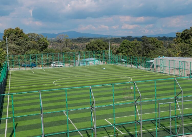 Avanza la construcción de polideportivo en Cantón Tobalón, San Juan Talpa