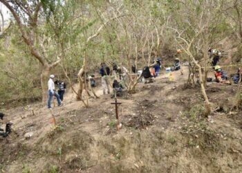 Madres buscadoras hallan 35 fosas en el noroeste de México
