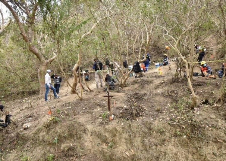 Madres buscadoras hallan 35 fosas en el noroeste de México