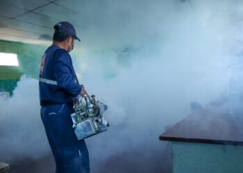 Protección Civil Municipal fumiga centros educativos en Ciudad Delgado previo al inicio del año escolar
