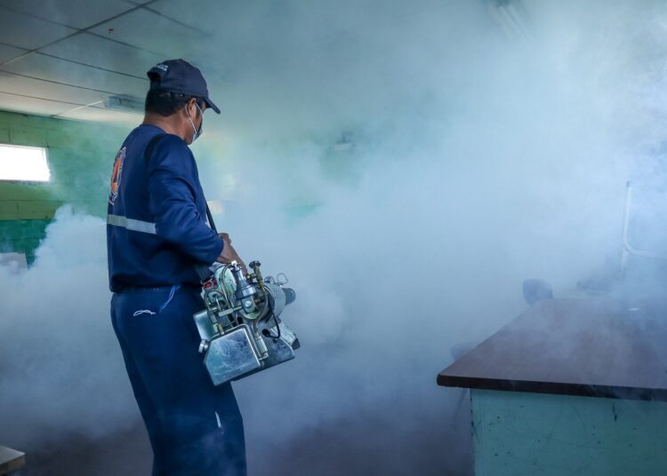 Protección Civil Municipal fumiga centros educativos en Ciudad Delgado previo al inicio del año escolar